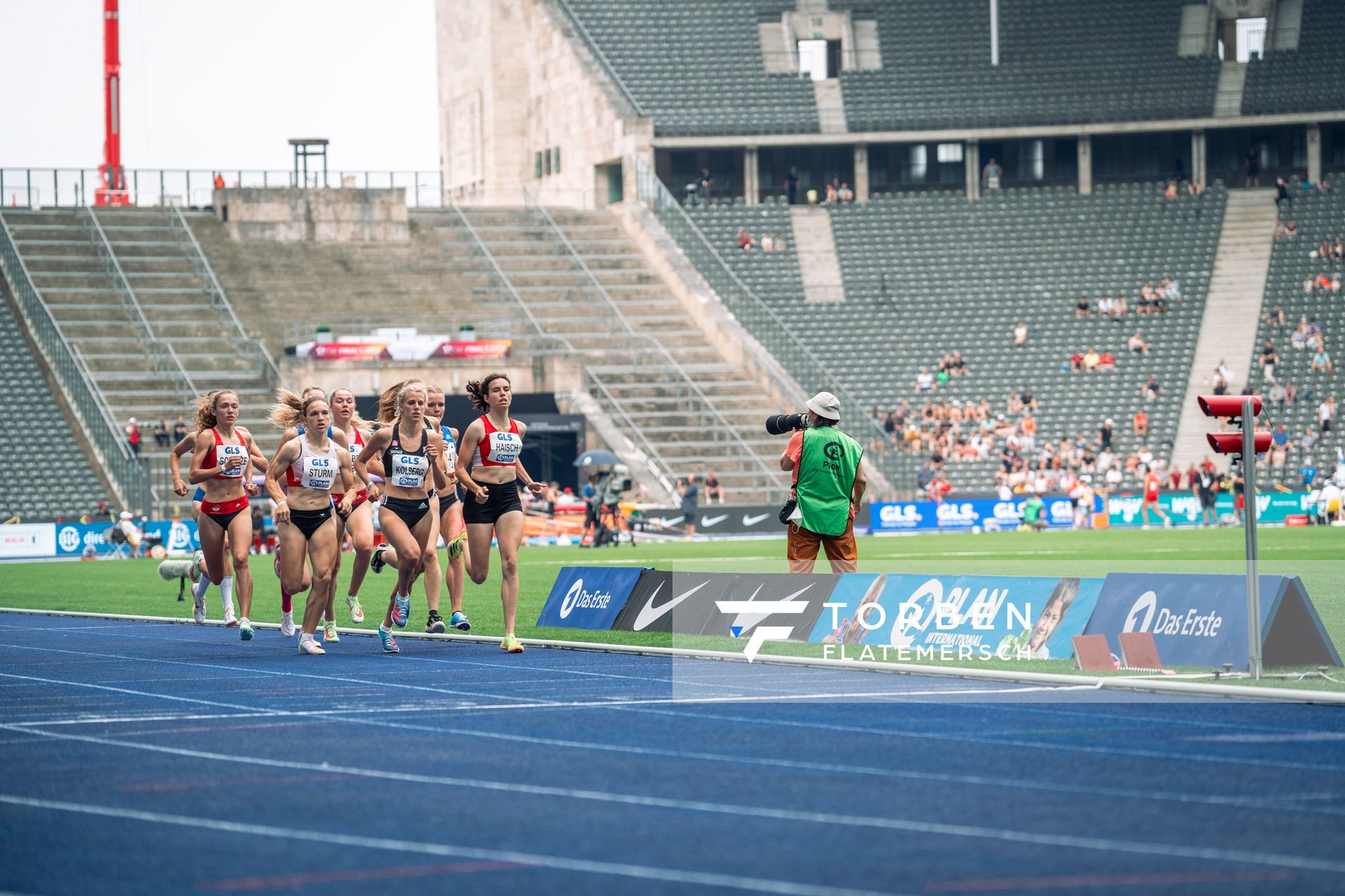 800m Halbfinale mit Sarah Fleur Schulze (VfL Eintracht Hannover), Lucia Sturm (TSV Moselfeuer Lehmen), Majtie Kolberg (LG Kreis Ahrweiler), Adeline Haisch (LG Region Karlsruhe) waehrend der deutschen Leichtathletik-Meisterschaften im Olympiastadion am 25.06.2022 in Berlin